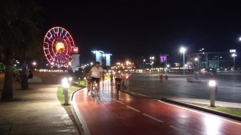 вечерняя дорожка с велосипедистами.jpg