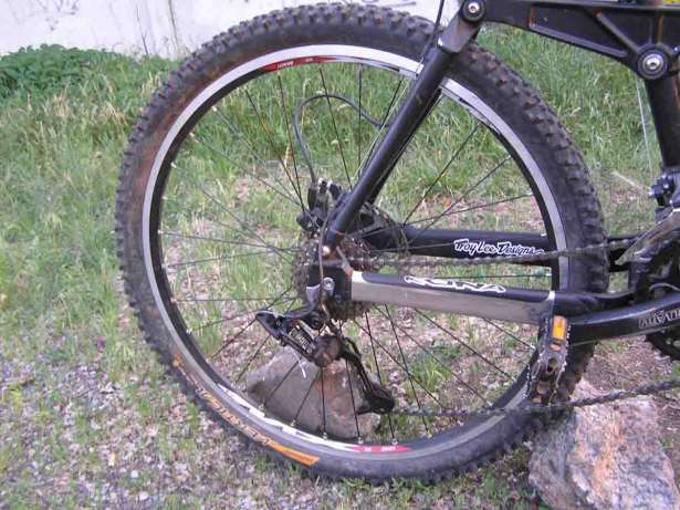 103829123_2_644x461_velosiped-kona-stinky-dvuhpodves-fotografii.jpg