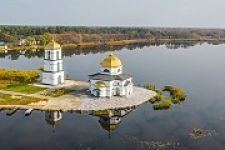 Церква на воді в затопленому селі.jpg